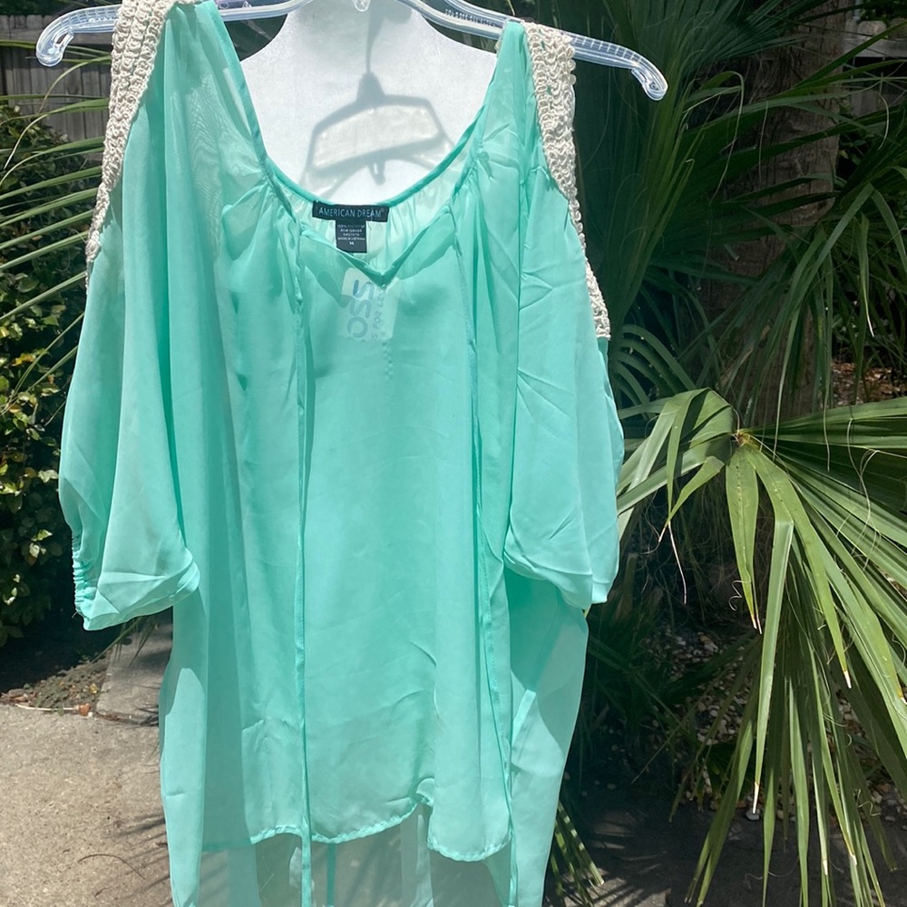 Cute mint green cold shoulder top size M NWT